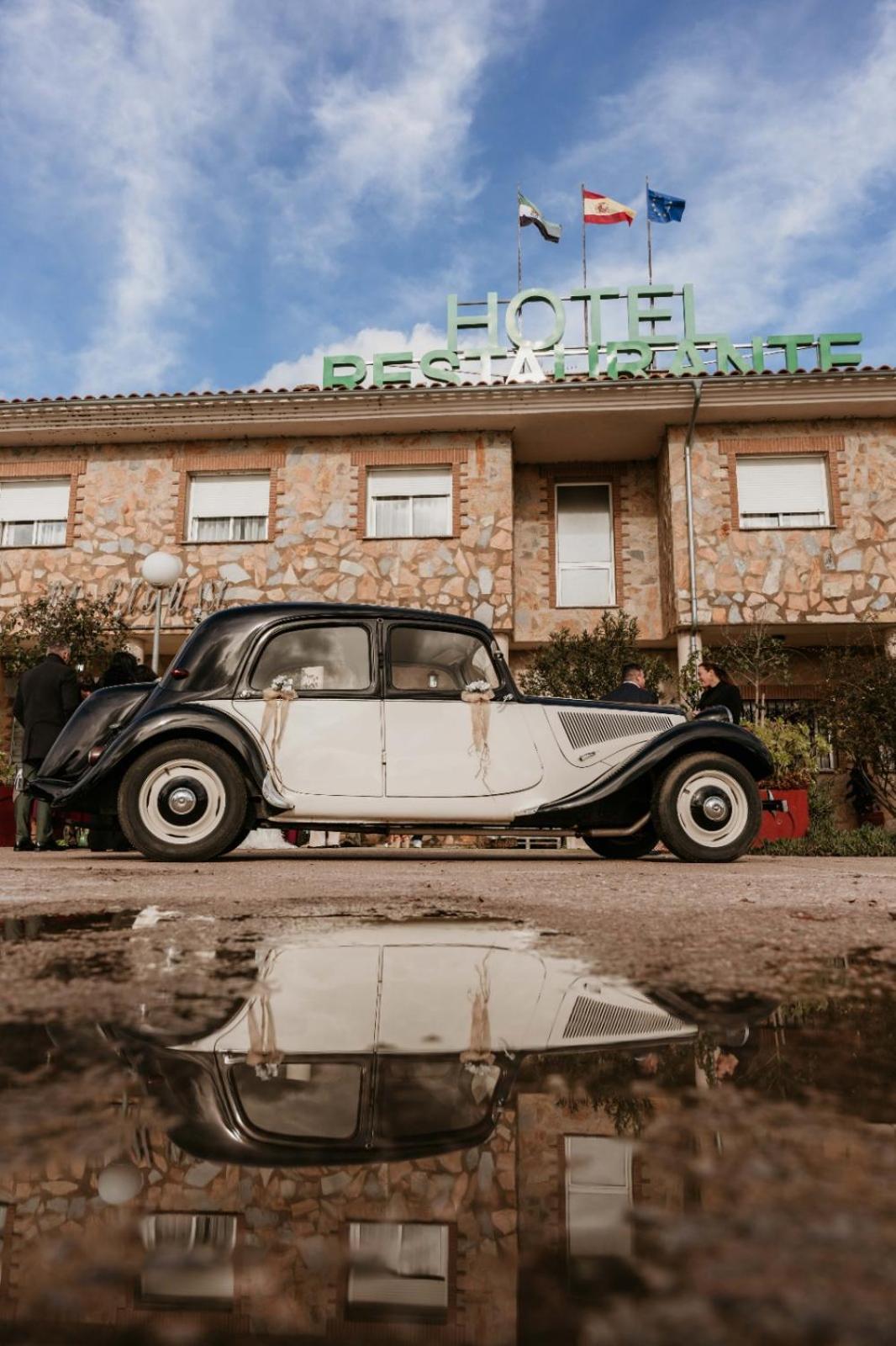 Hotel Restaurante Sostenible La Laguna Brozas Bagian luar foto