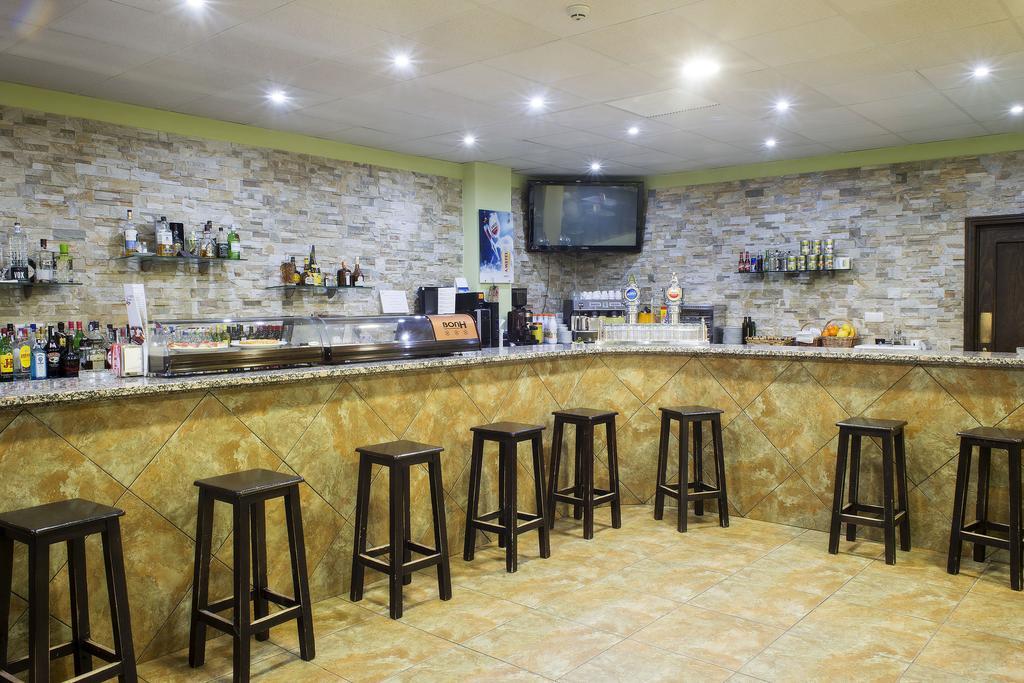 Hotel Restaurante Sostenible La Laguna Brozas Bagian luar foto